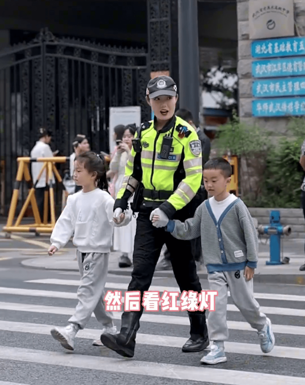 武漢警花溫柔教導小朋友過馬路。
