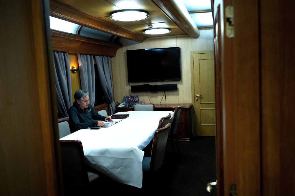 美國國務卿布林肯在前往烏克蘭基輔的火車上工作。路透社