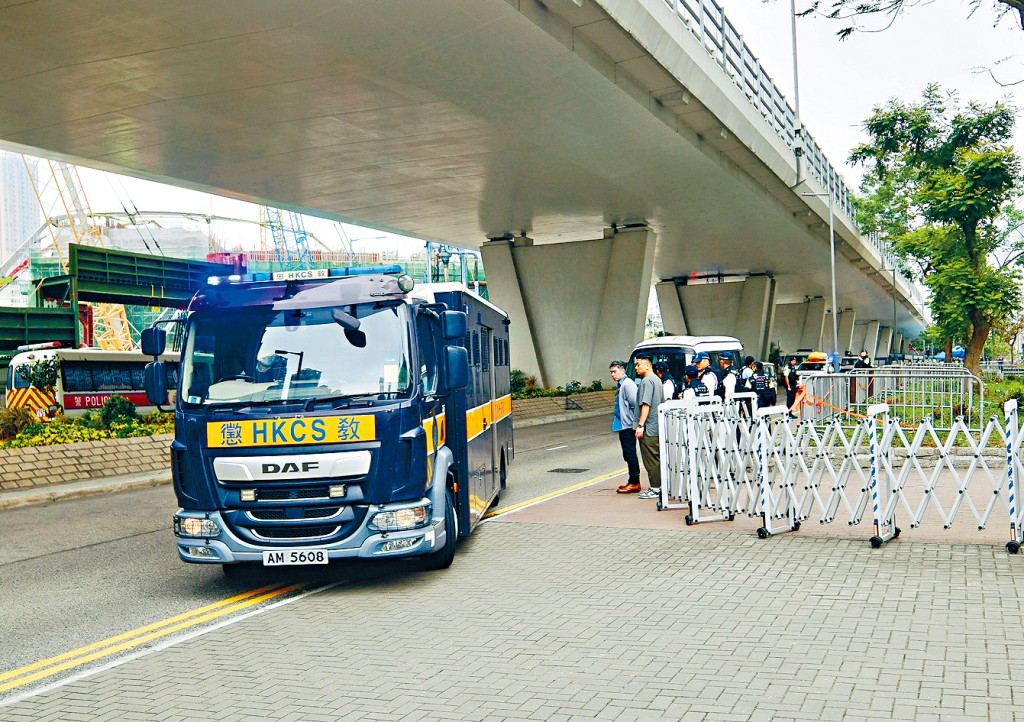 李宇軒由囚車押解至法庭。