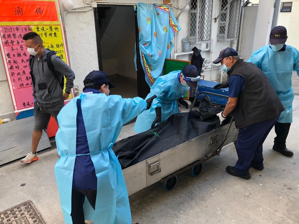 仵工將屍體移走。楊偉亨攝