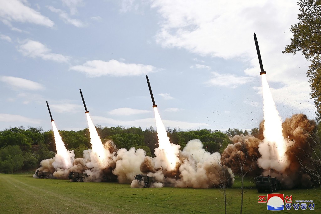 北韓日前進行模擬核反擊火箭炮試射。美聯社