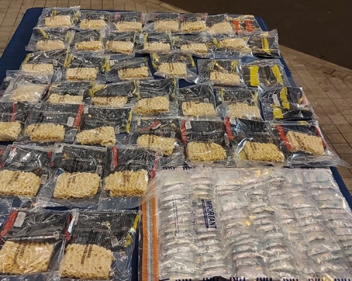 即食麵調味粉藏1.9公斤海洛因。