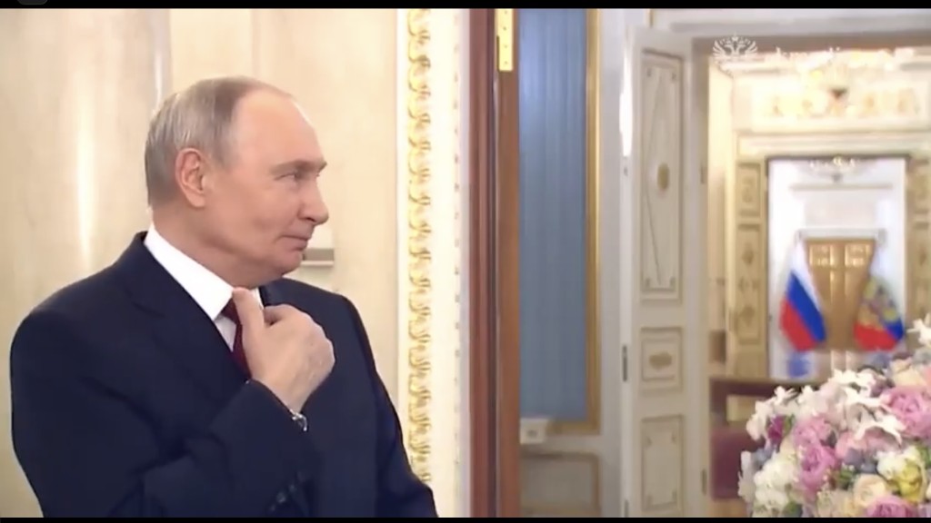 普京指着喉嚨向工作人員示意不適。 X@Gerashchenko_en