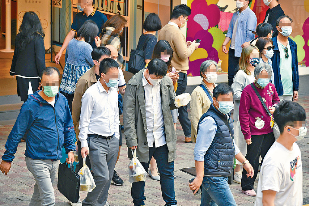 ■疫情持續逾兩年，港人外出時都戴口罩防疫。