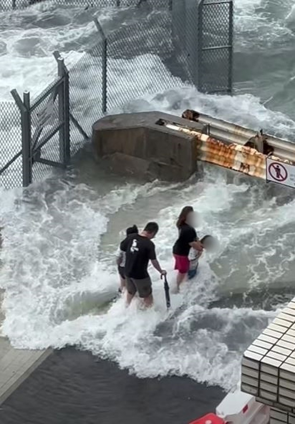 有成人帶幼童追風逐浪，被警方拘捕。