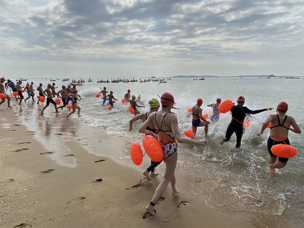 200名两岸运动员参加金门和厦门间的渡海泳比赛。