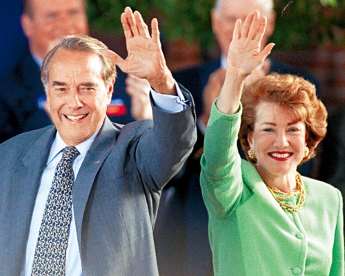 多爾和夫人伊麗莎白攝於一九九六年。