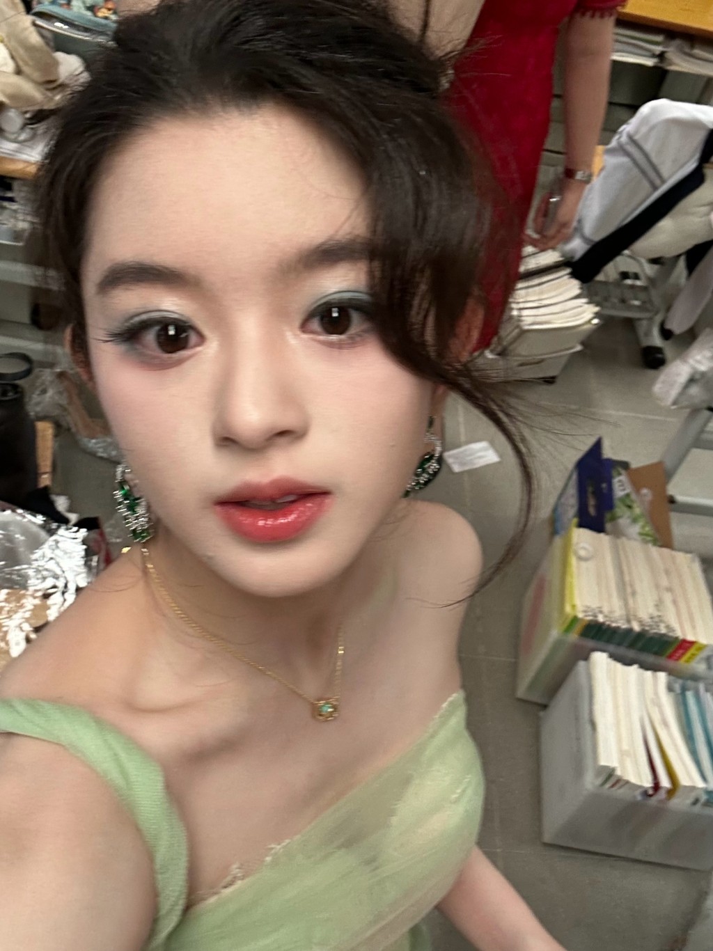 17歲的黃楊鈿甜配戴身價逾200萬人民幣的翡翠耳環,被質疑其消費能力。微博@黃楊鈿甜 17歲的黃楊鈿甜配戴身價逾200萬人民幣的翡翠耳環,被質疑其消費能力。微博@黃楊鈿甜