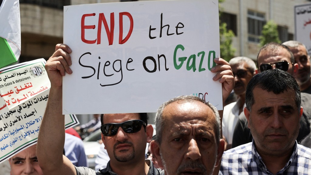 巴勒斯坦人在以色列占领的西岸希伯伦抗议，声援加沙和以色列监狱中的巴勒斯坦囚犯。 路透社