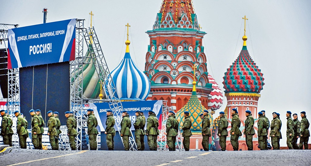 俄兵封锁莫斯科红场，准备庆祝四地区入俄。图左标语写着「顿涅茨克、卢甘斯克、扎波罗热、赫尔松—俄罗斯！」。