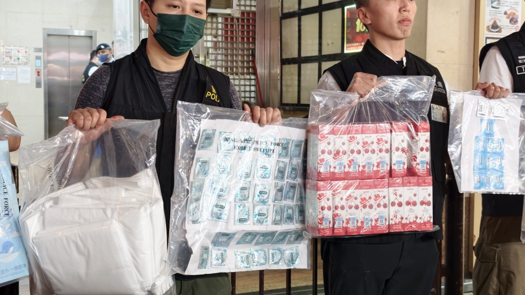 警方檢獲大批證物。黃文威攝