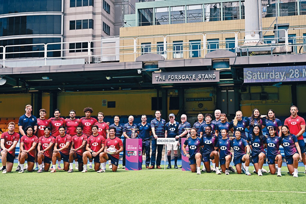 港欖男、女隊與萊特等人合照。