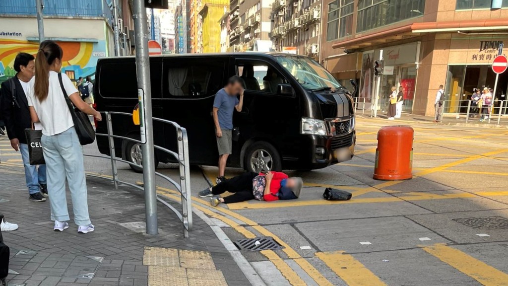 观塘过路妇挨货Van撞 擦伤送院。FB：突发马路车cam大全