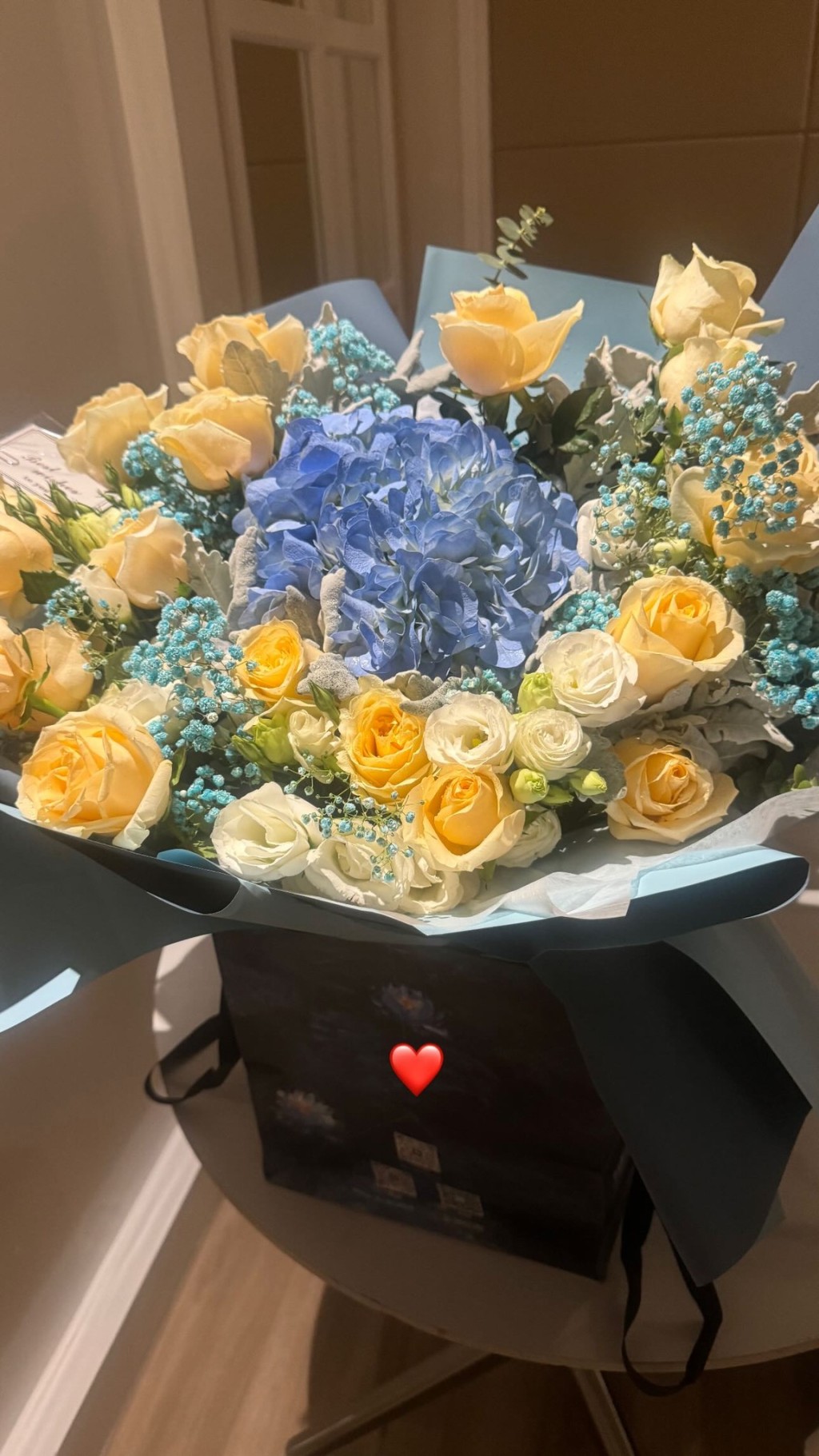高钧贤今日凌晨已在IG限时动态贴出花束加上一个心心emoji，再贴出生日蛋糕放闪。