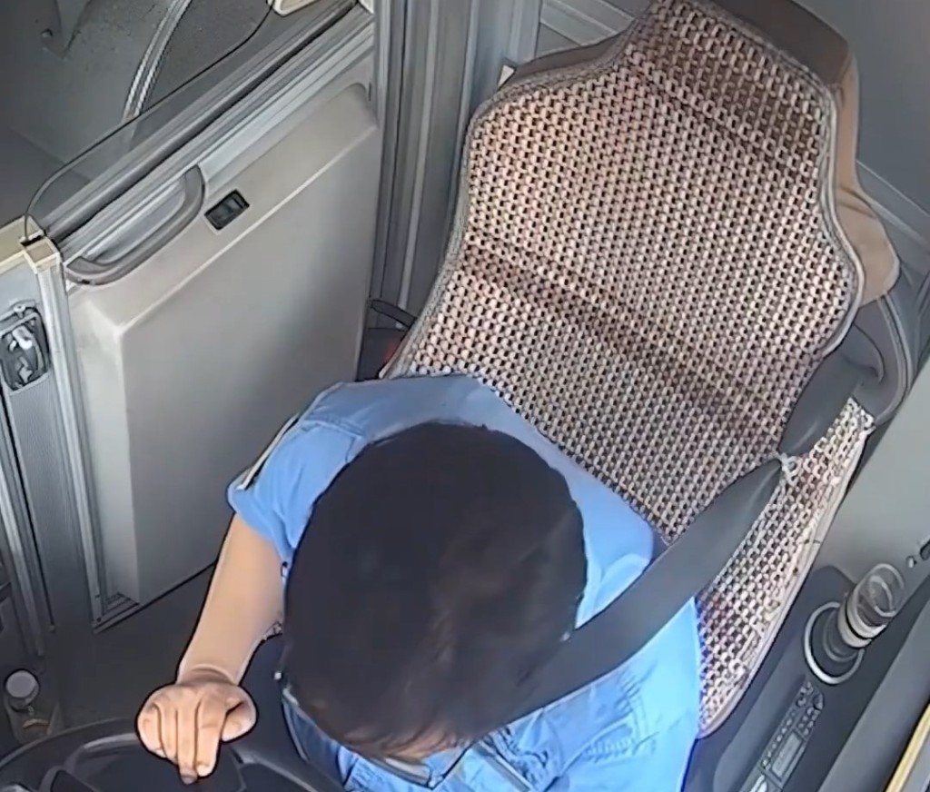 闭路电视拍下周俞临终前将巴士刹停的情况。