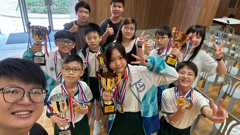 聖公會李兆強小學致力讓學生在熟練掌握未來關鍵技能的同時,也能建立正確的科技倫理與批判性思維。 聖公會李兆強小學致力讓學生在熟練掌握未來關鍵技能的同時,也能建立正確的科技倫理與批判性思維。