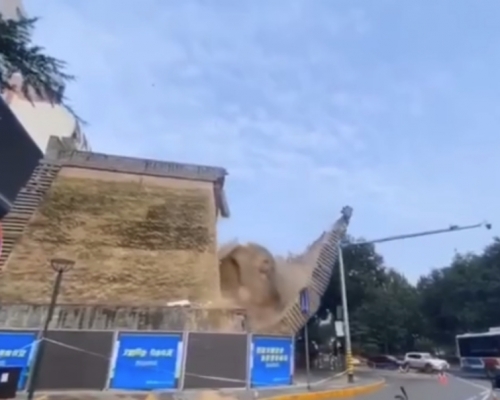 城牆遺址倒塌的一刻。網圖