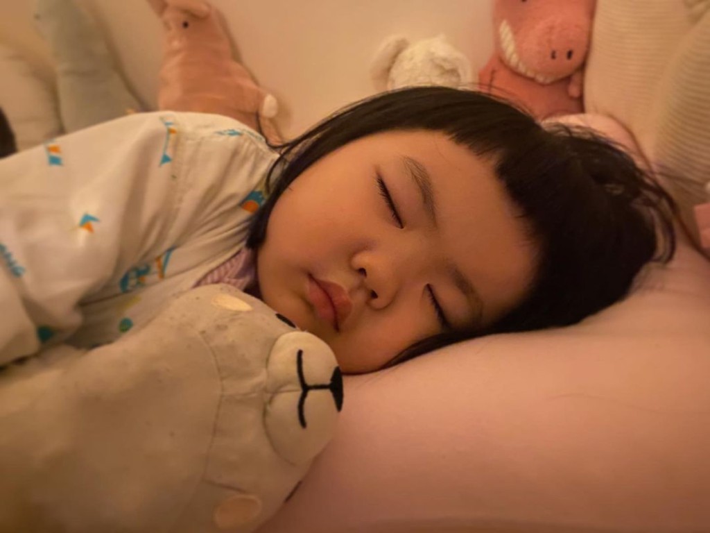 返完一日學都好攰,要瞓陣覺豬先。