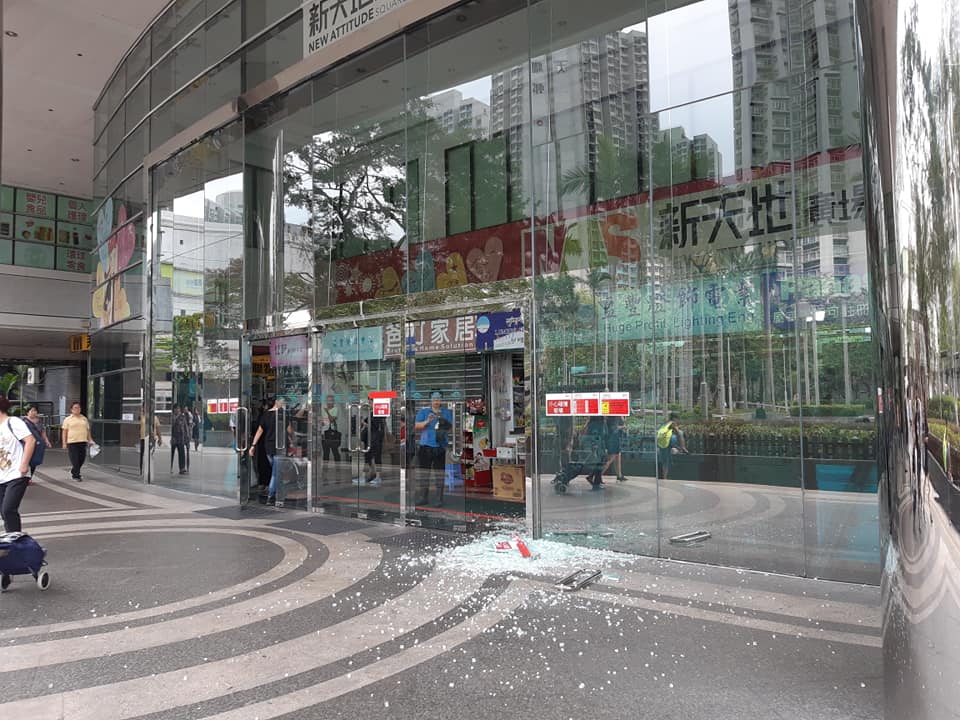 爆裂的玻璃門。 香港突發事故報料區FB/網民The Nini C圖