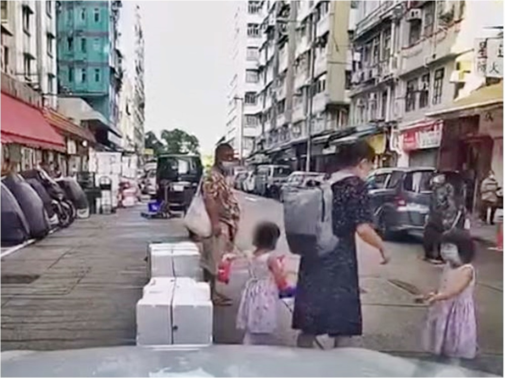 事發前,母親牽着姐姐,但父親因雙手均拿着餸菜,無法騰出雙手。網圖