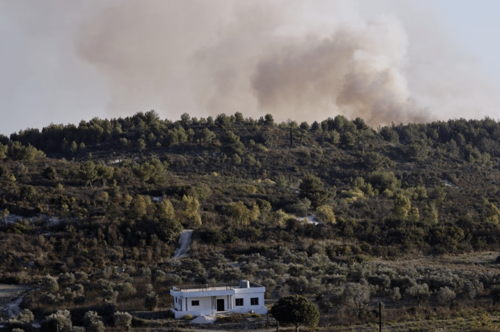 2023 年 10 月 13 日，从黎巴嫩南部阿尔玛沙阿布靠近以色列边境的黎巴嫩一侧看到，以色列炮击后冒出浓烟。路透社