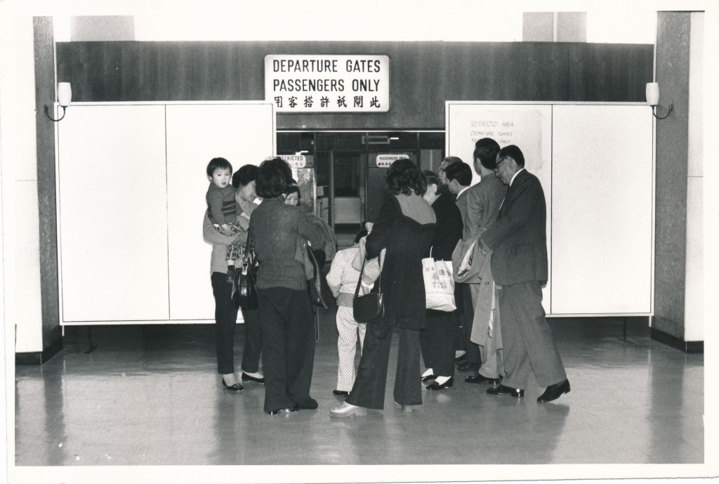 1974年旅客在启德机场登机门前的等候区域等候登机。资料图片