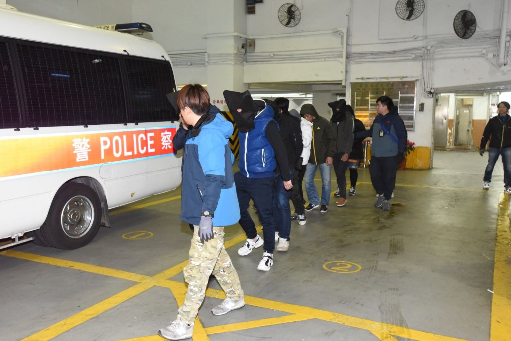 行動中拘捕8名男女。