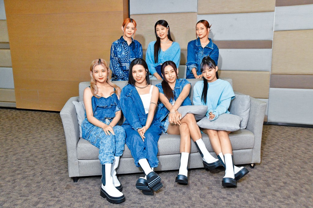 COLLAR成員(後左起)Gao、芯駖、Marf、(前左起)Candy、Winka、Ivy So、Day「八缺一」受訪。