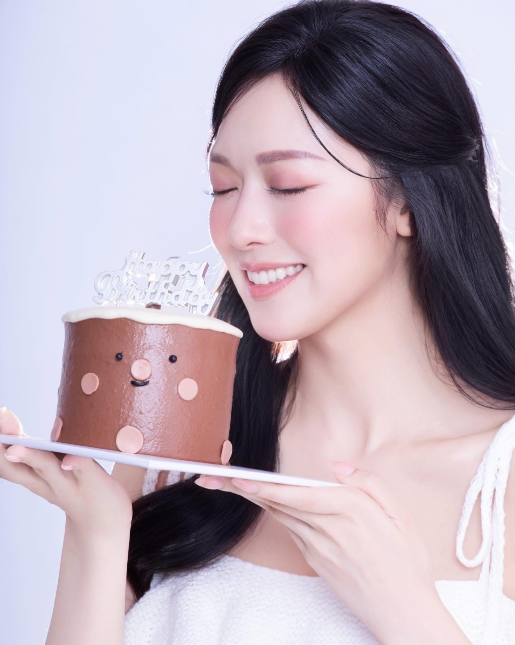 手捧蛋糕的盈盈顯得活潑。