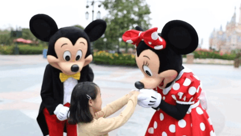 上海迪士尼宣佈，即日起重啟握手擁抱合影等近距離互動，可以握手親親了。