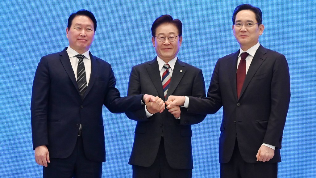 南韩总统李在明（中）与三星电子董事长李在镕（右）及 SK集团董事长崔泰源（左）携手合影。美联社