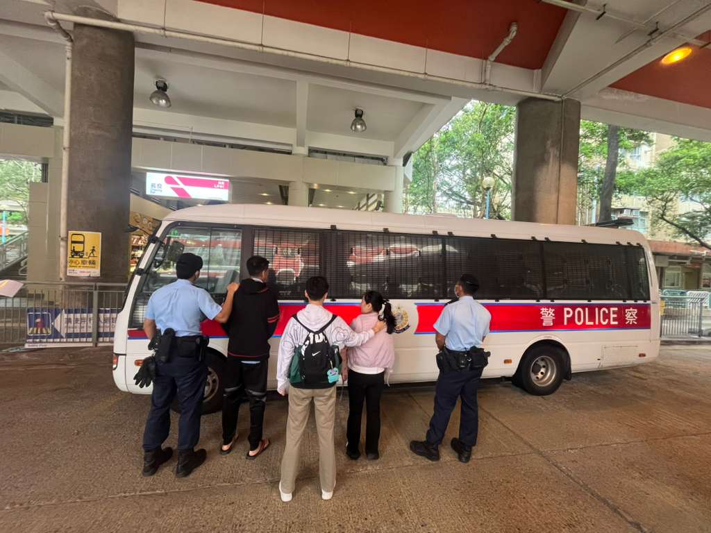 跨部門新界南打擊黑工及掃黃 拘捕27人。警方圖片 跨部門新界南打擊黑工及掃黃 拘捕27人。警方圖片