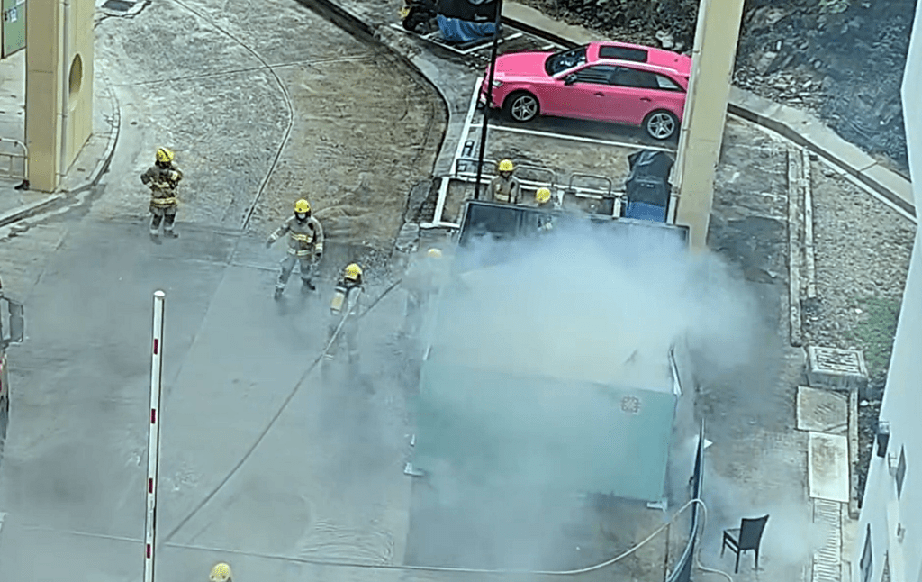 長青邨垃圾站起火。網圖