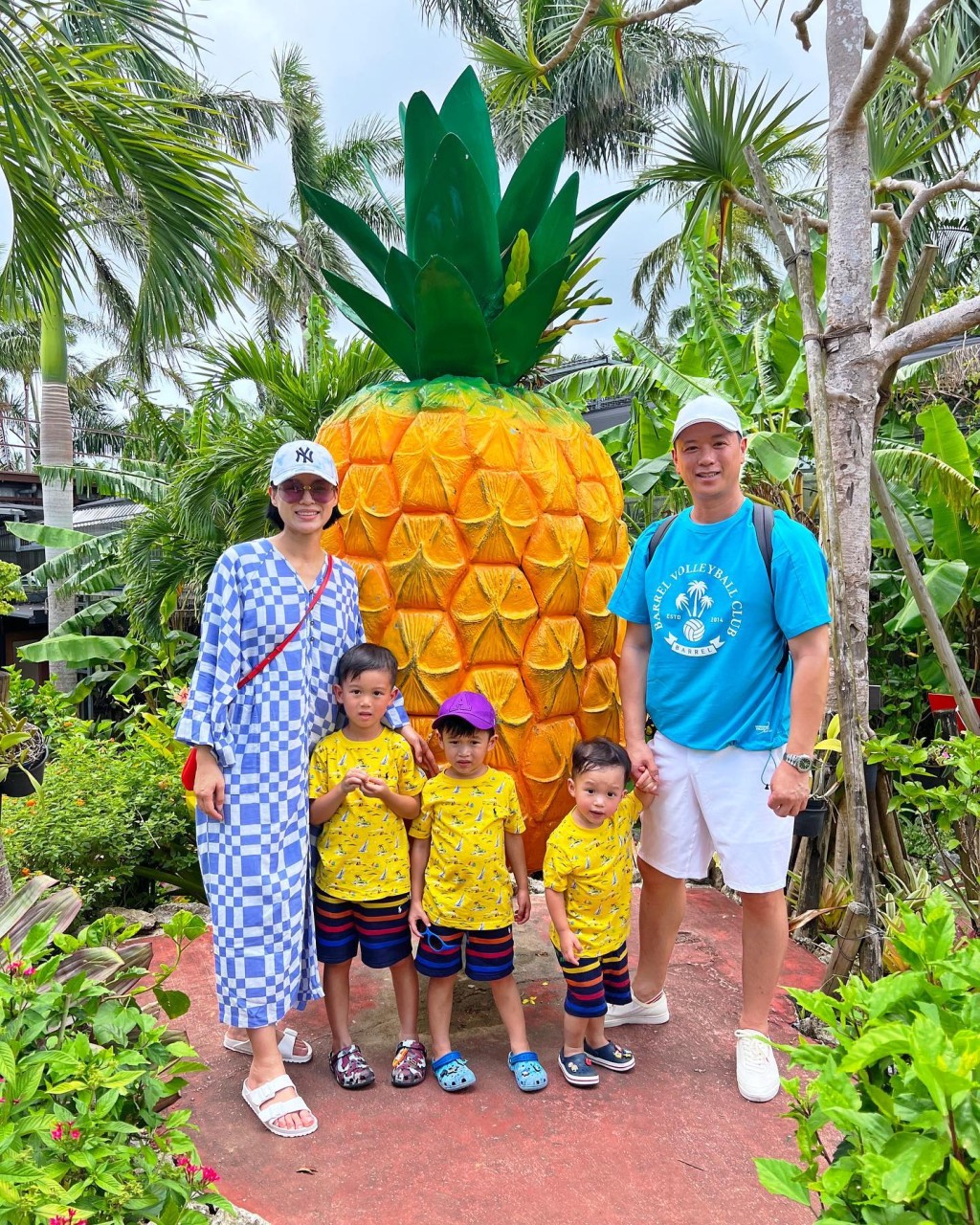 胡杏兒趁兒子開學前一家人去沖繩旅行。