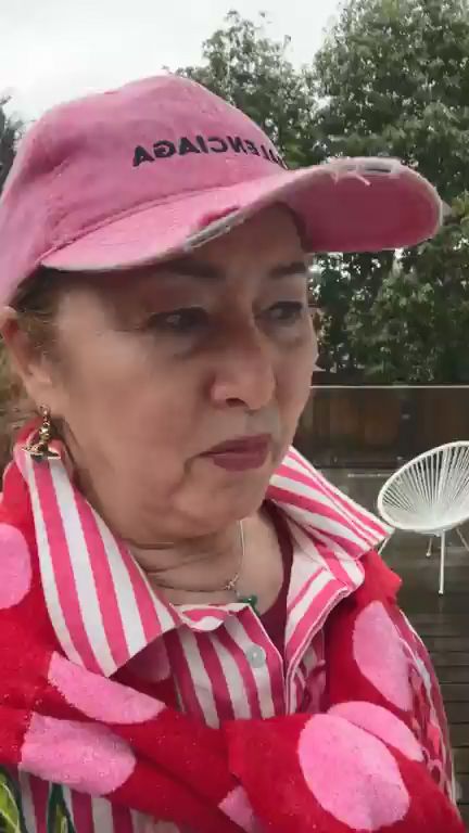 在細雨紛飛的早晨，張瑪莉漫步於清幽舒適的露台上，生活過得相當愜意悠閒。