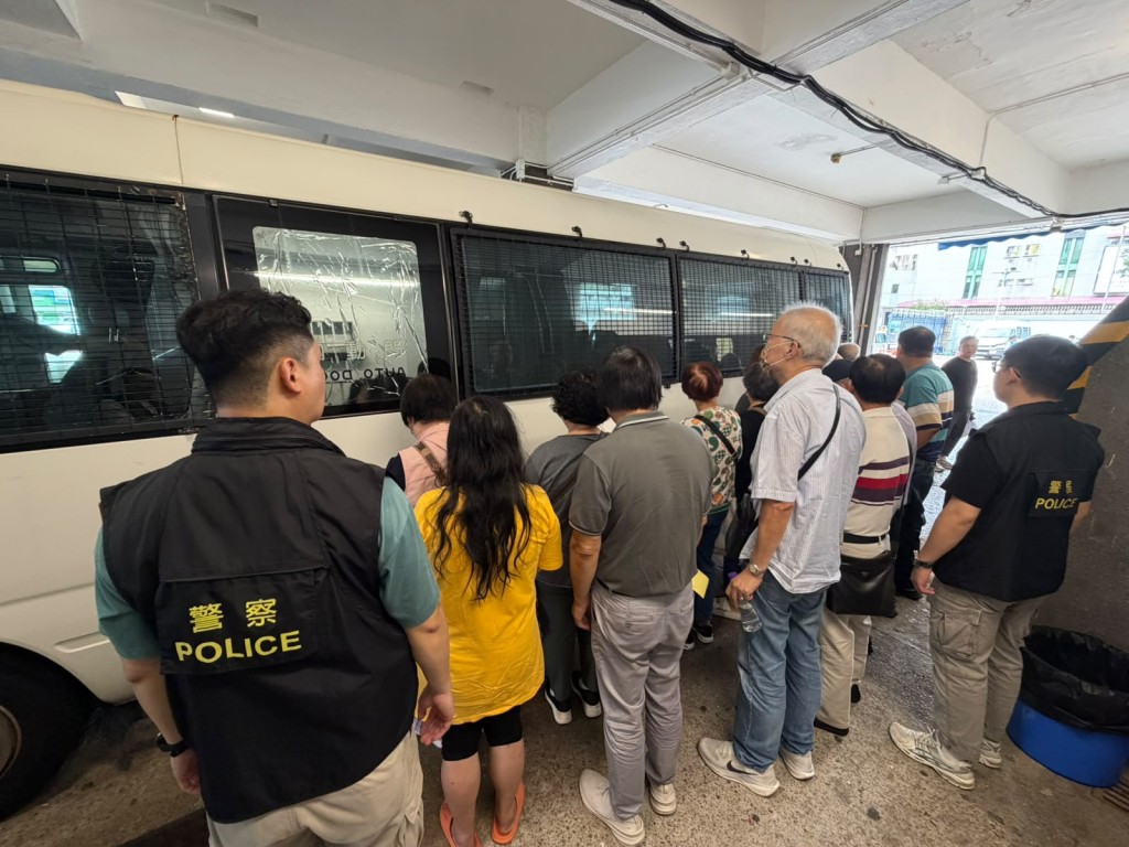 警方共拘捕85名男女,年齡介乎16至87歲。 警方共拘捕85名男女,年齡介乎16至87歲。