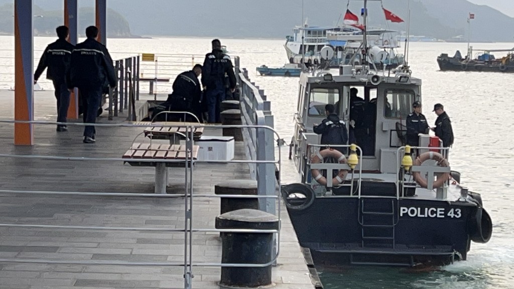 水警接報到場調查事件。蔡楚輝攝