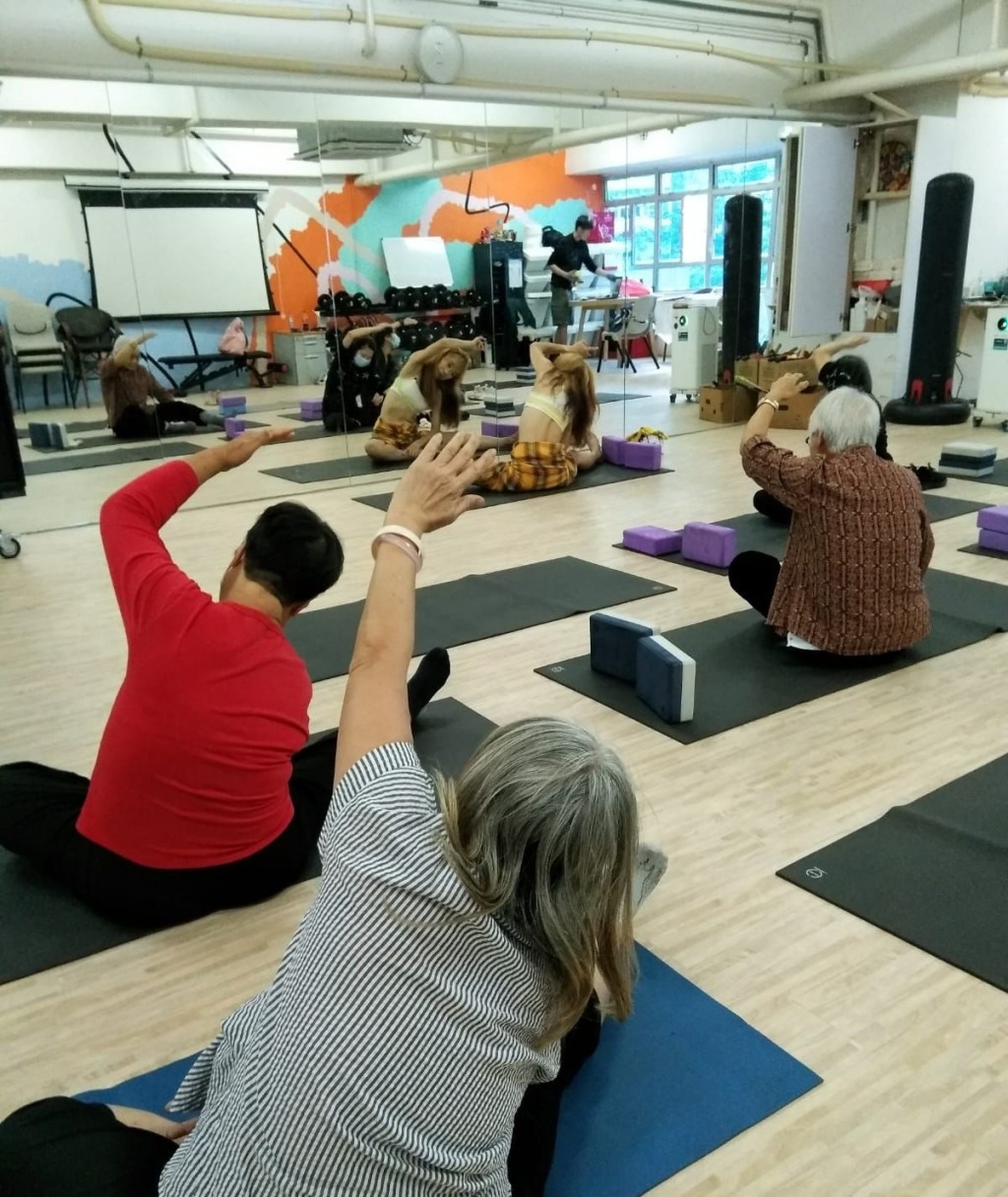 霞姐在同路舍「大角咀100」运动和辅导中心参加不同兴趣班，包括瑜伽班以训训身心。(受访者提供)