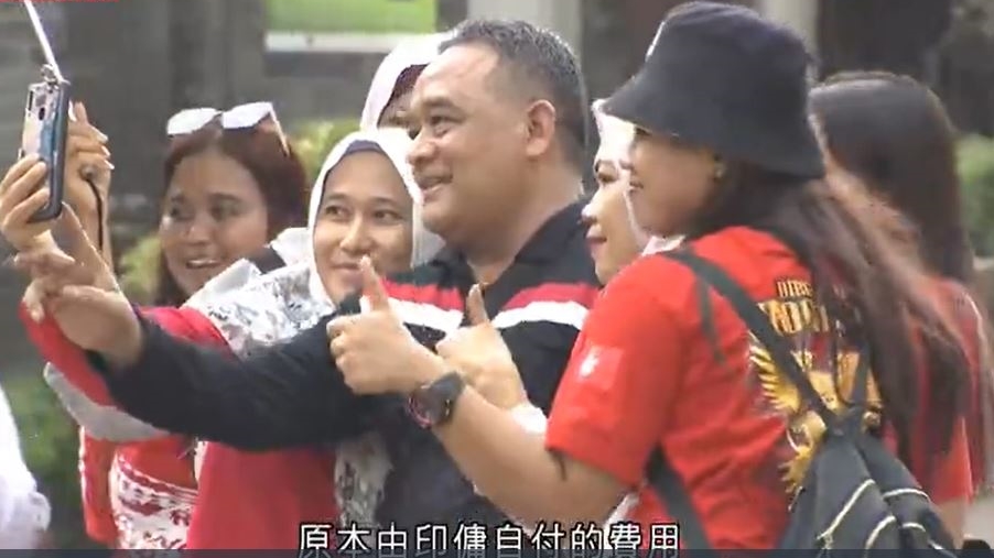 印尼移工保護局局長突然訪港與傭工會面，印傭爭相與他合照 。有線新聞截圖