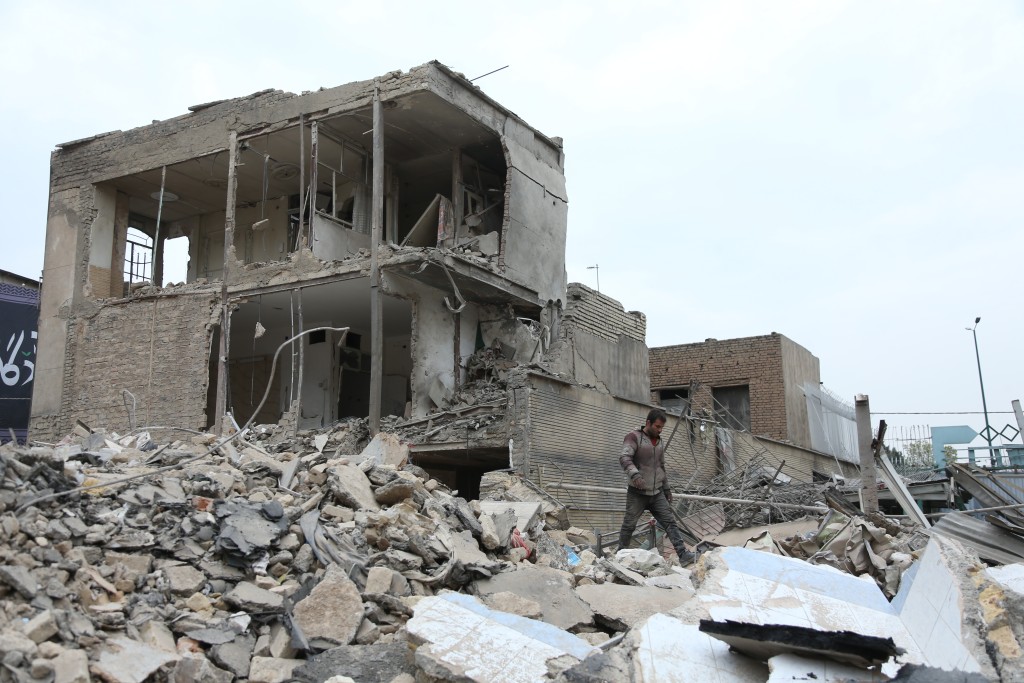 德黑兰住宅区受到导弹空袭，房屋被摧毁。新华社