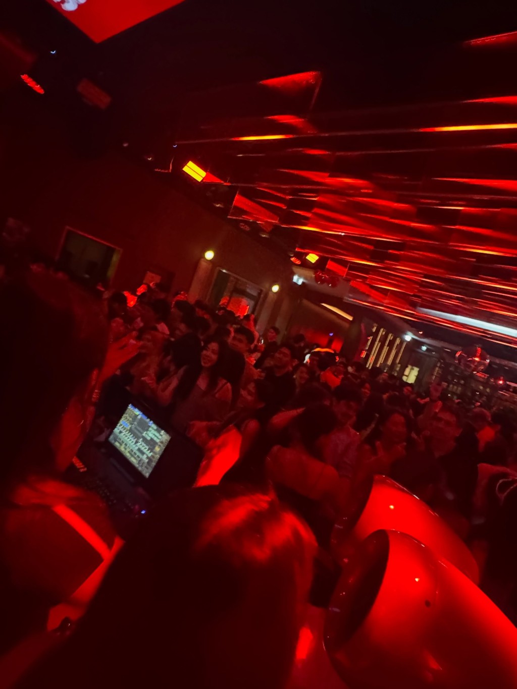除了靜態活動，李立仁亦熱衷夜生活，與朋友在夜店狂歡。