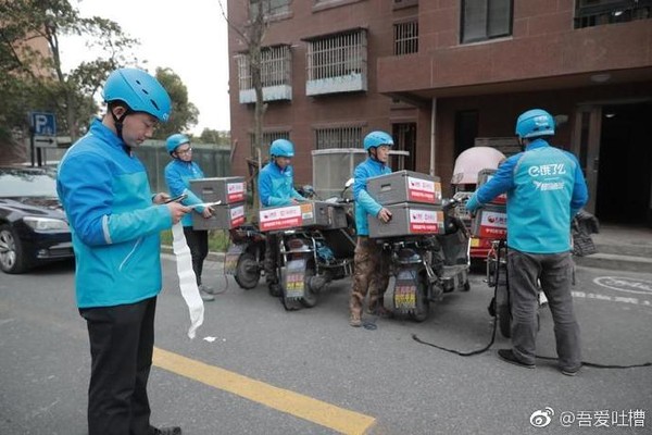 送貨公司派出五名送貨員送零食。網上圖片