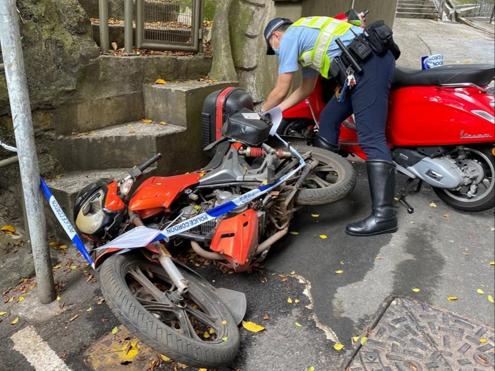 警方协助清理弃置在路边的电自行车。(资料图片)