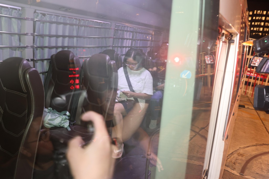 39歲姓關女子乘坐專車離開紅磡警署，之後前往將軍澳入境處總部再協助調查。曾志恒攝