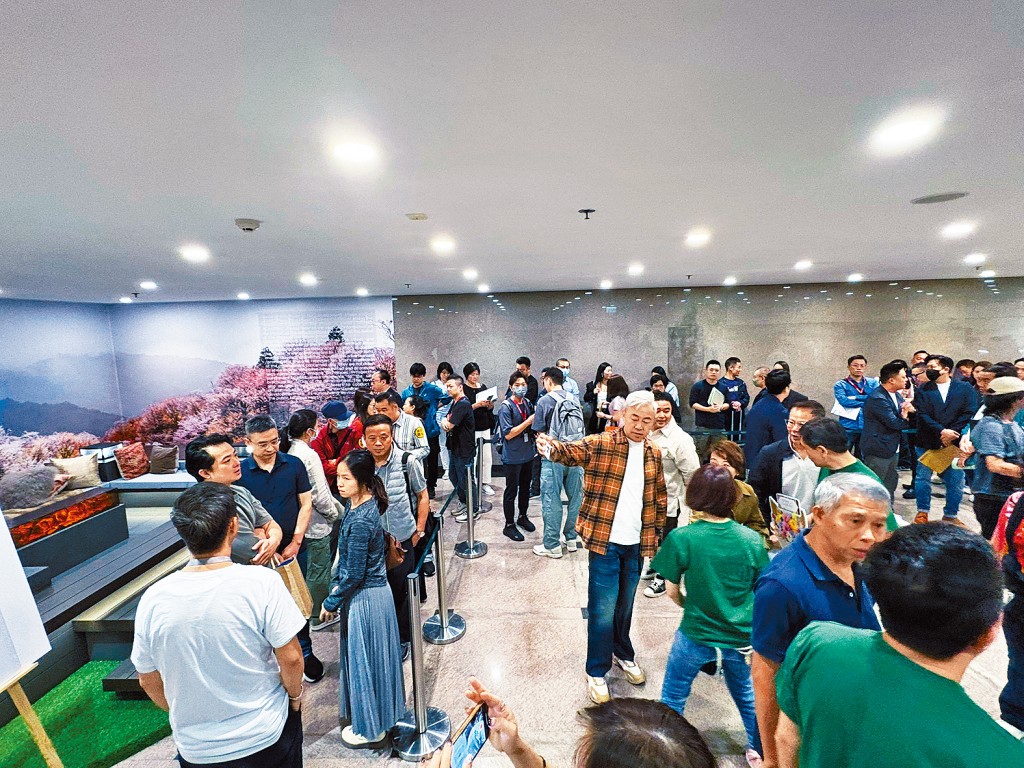 昨日在灣仔售樓處現場所見，多組買家開售前已到場輪候登記揀樓，當中不少為年輕家庭客，氣氛不俗。