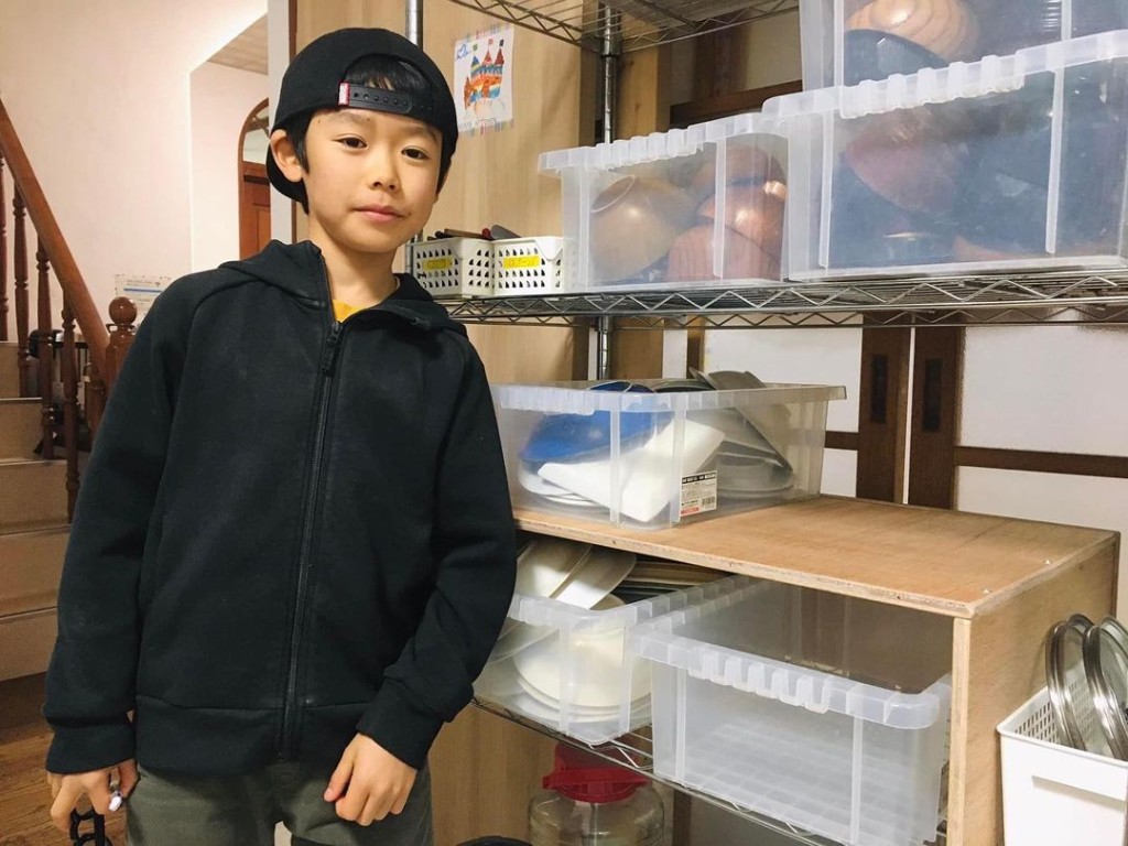 有学生以「动手做」作为学习主题，购买木材亲手制作了学校厨房的置物柜。