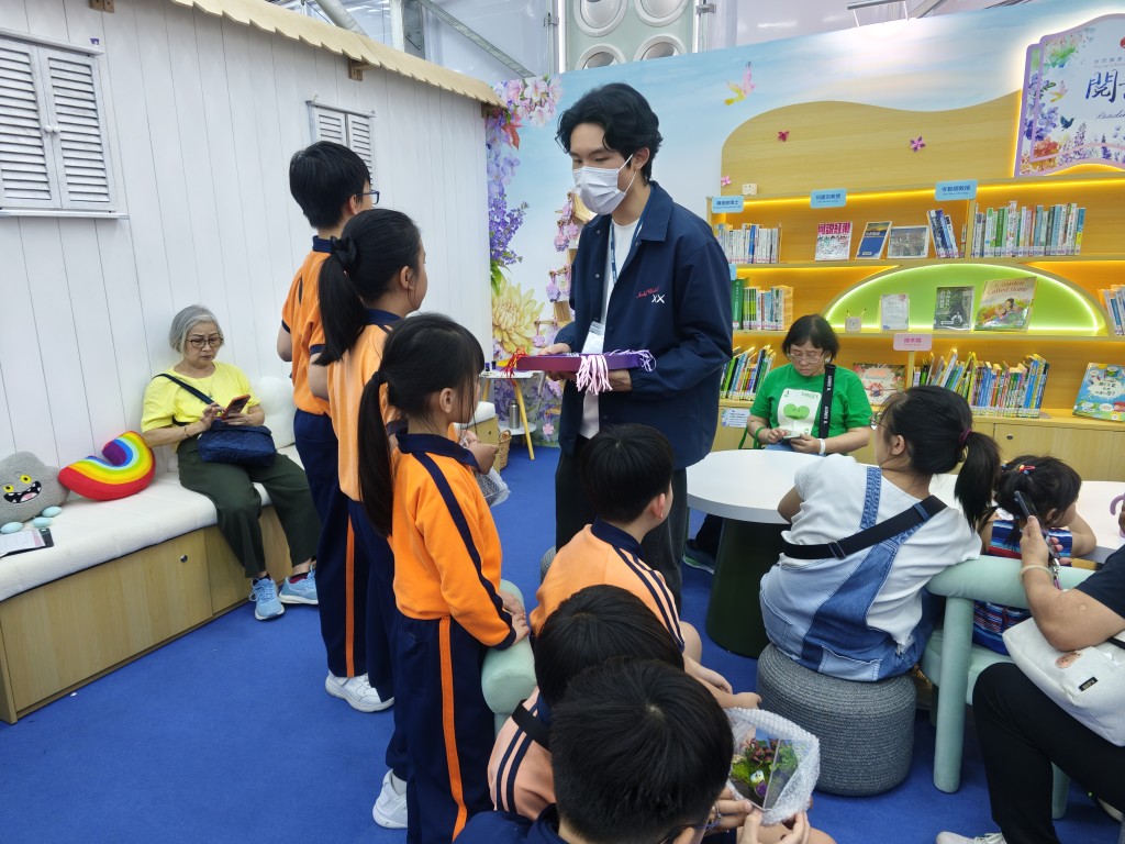 小學生與導師互動。