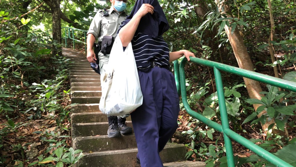 死者妻子到場確認死者身份。林思明攝