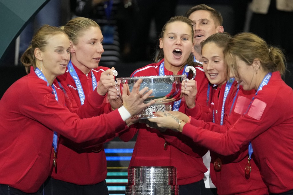 俄羅斯球手捧起獎盃。 AP