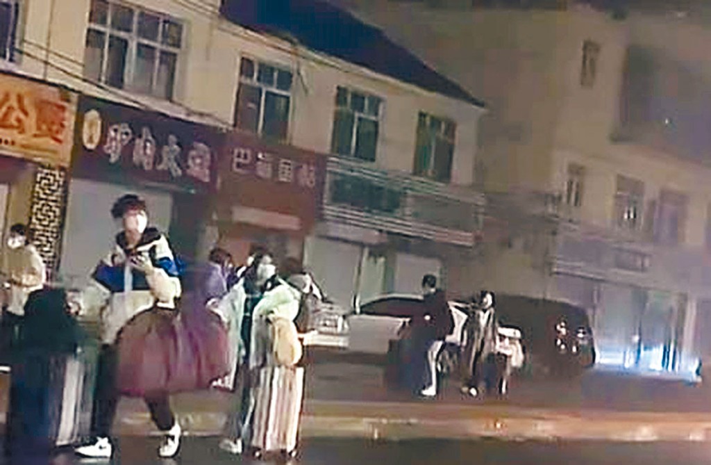 石家莊高校生連夜離開學校。